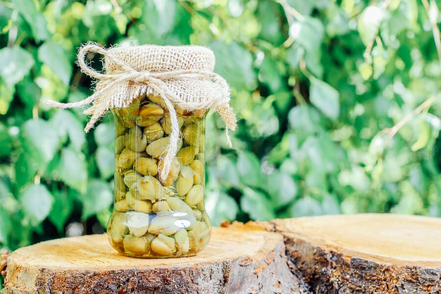 一罐保存在木头上的酸豆。