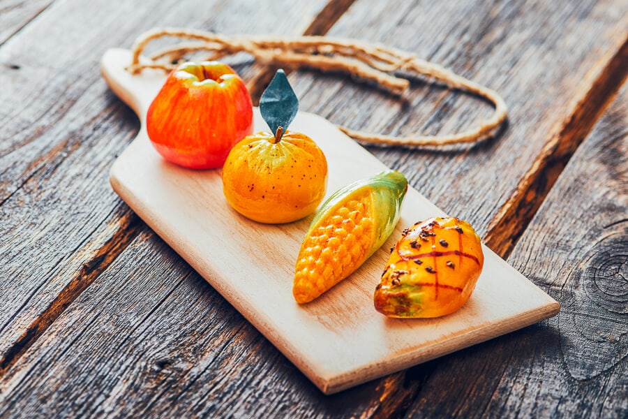四种传统的西西里水果摆放在一张木桌上。
